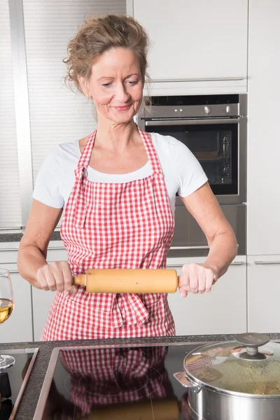 Mutfaktaki kadın yemek yapıyor. — Stok fotoğraf
