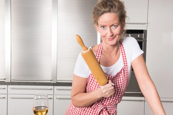 Woman in kitchen drinking wine — Stock Photo, Image