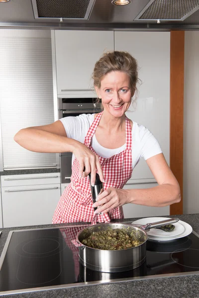 Mujer en cocina cocina — Foto de Stock