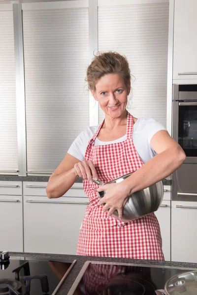 Žena v kuchyni vaří — Stock fotografie