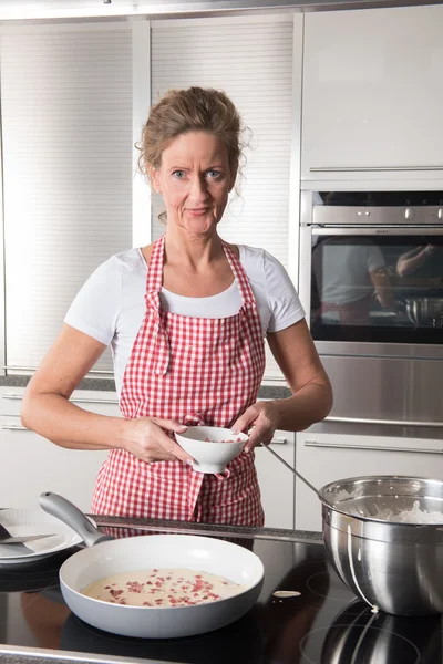 Woman cooking pancakes — Stock Photo, Image