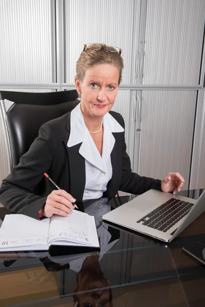 Kvinnlig chef på kontoret — Stockfoto