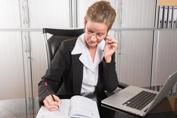 Female chef in the office — Stock Photo, Image