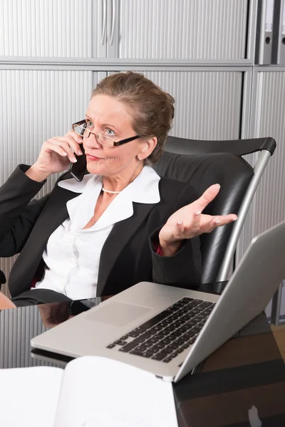 Kvinnlig chef på kontoret på telefon — Stockfoto