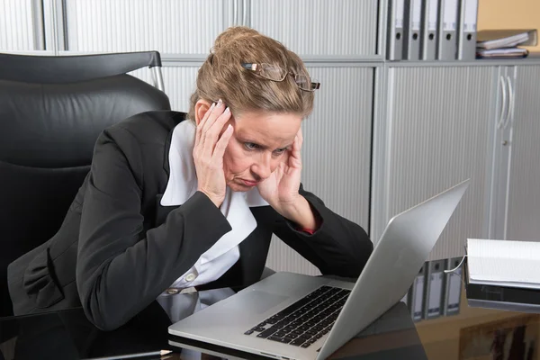 Vrouwelijke chef-kok in het kantoor met te veel werk — Stockfoto