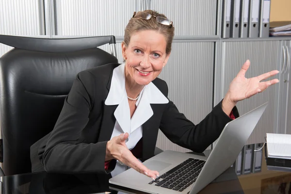 Female chef in the office likes results — Stock Photo, Image