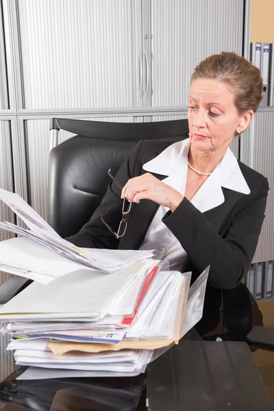 Köchin im Büro mit vielen Papieren — Stockfoto