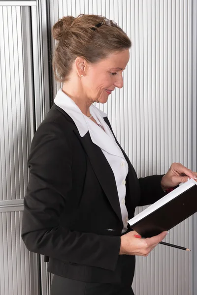 Köchin im Büro mit Kalender — Stockfoto