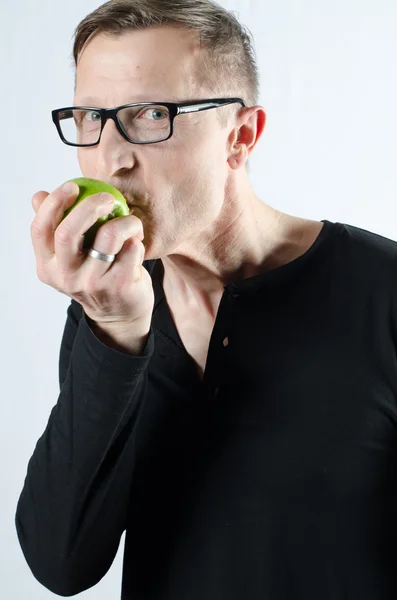 Man eating apple — Stock Photo, Image