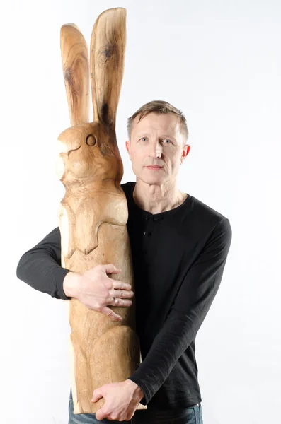 Man met houten Pasen konijn — Stockfoto