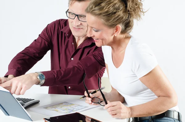 Ehepaar schaut sich Grundrisse für neuen Platz an — Stockfoto