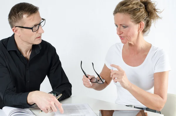 Team, man och kvinna diskuterar planering — Stockfoto