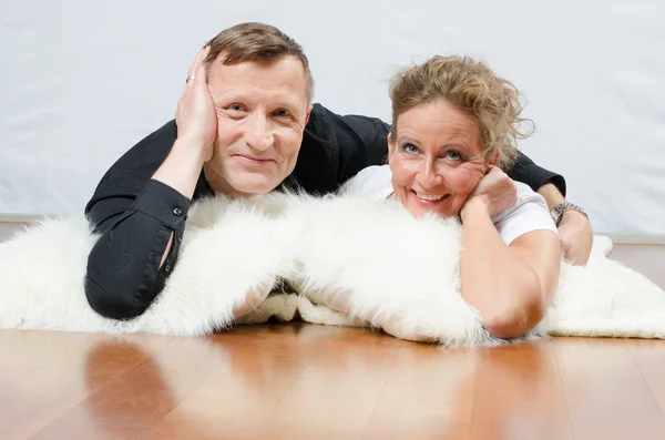 Couple lying on blanket — Stock Photo, Image