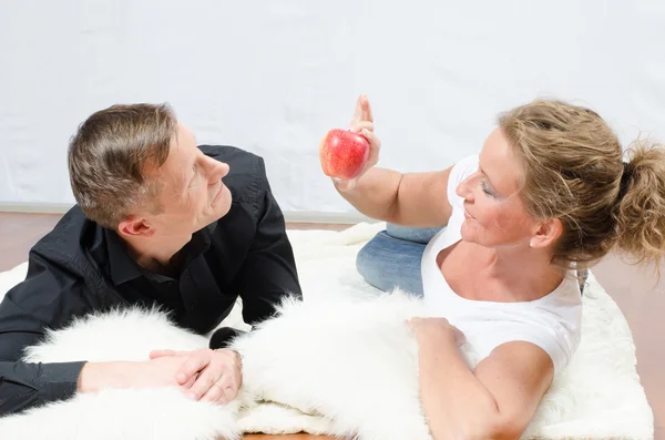 Mujer burlas hombre con manzana —  Fotos de Stock