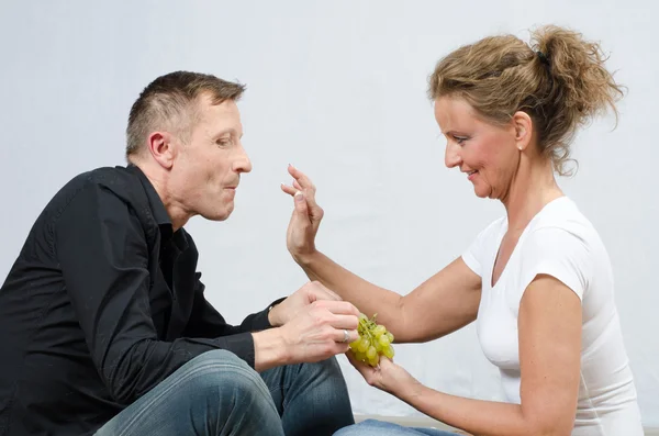 Casal comendo uvas — Fotografia de Stock