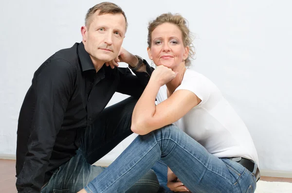Couple looking into camera — Stock Photo, Image