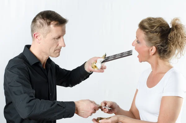 Pareja intercambiando dinero contra chocolate —  Fotos de Stock