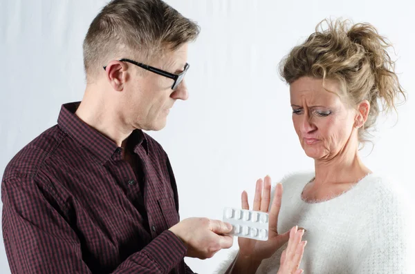 Kocken erbjuder medicin till kvinnlig anställd — Stockfoto