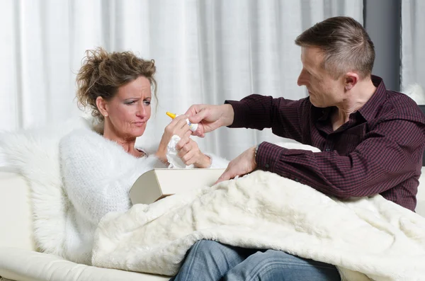 Couple is talking - she is ill — Stock Photo, Image