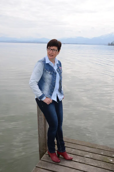 Kvinna som står vid sjön Chiemsee — Stockfoto