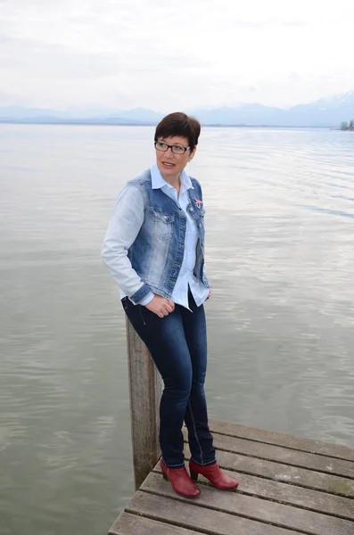 Kobieta stojąc w jeziorze Chiemsee — Zdjęcie stockowe