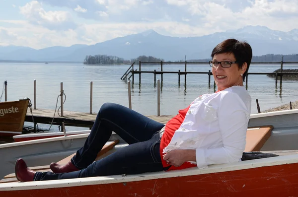 Mujer sentada en un bote en el lago Chiemsee — Foto de Stock