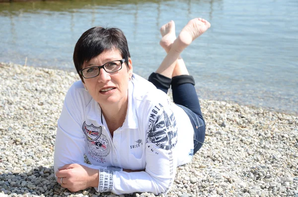 Mujer relajándose en el paseo marítimo en el lago chiemsee — Foto de Stock