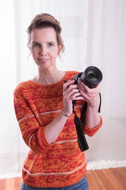 kamera ile iş yerinde kadın fotoğrafçı