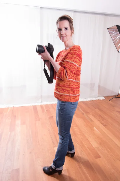 Kamera ile iş yerinde kadın fotoğrafçı — Stok fotoğraf