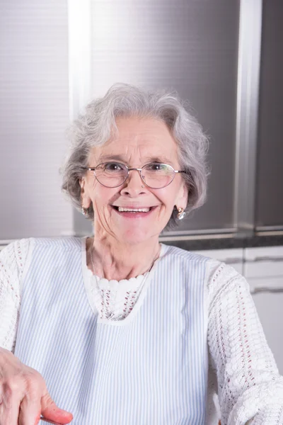 Aktivní ženy důchodce se směje do kamery — Stock fotografie