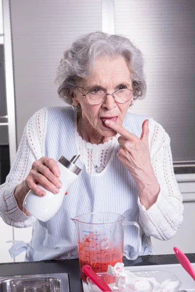Активная пенсионерка пробует сахар — стоковое фото