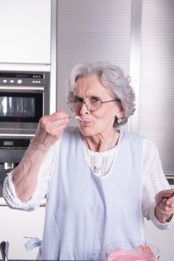 aktif kadın kıdemli mutfak