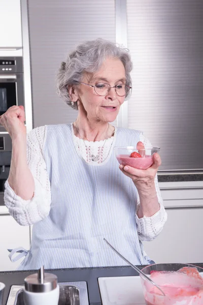 Активная женщина старшего возраста на кухне — стоковое фото