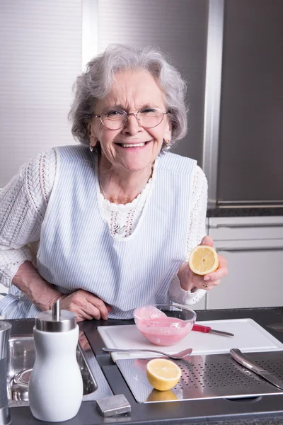 Mujer activa senior en cocina — Foto de Stock
