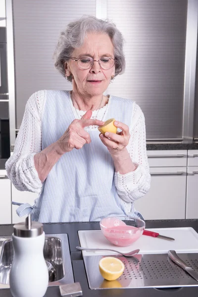 Активная женщина старшего возраста на кухне — стоковое фото