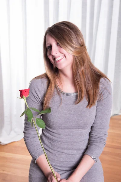 Retrato bastante joven mujer enamorada de rosa — Foto de Stock