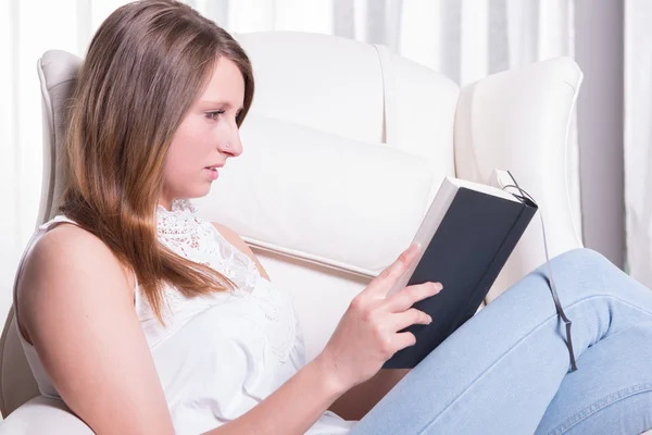 Woman sitting in armchair and counting money is happy — Stock Photo, Image