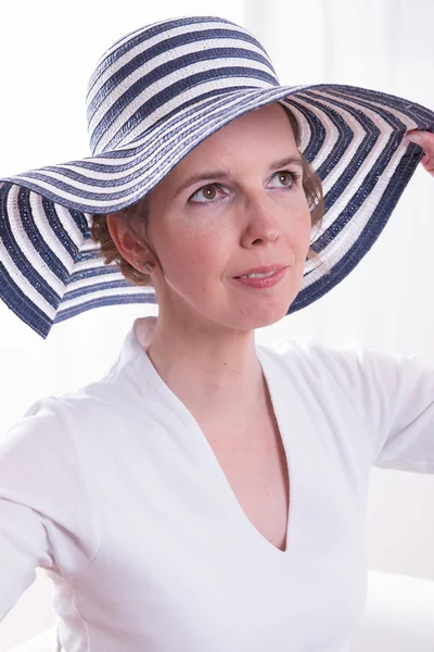 Attraktiv kvinna med hatt — Stockfoto