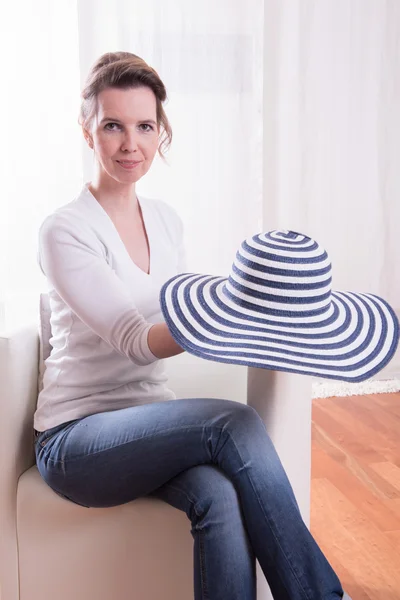 Attraktiv kvinna med hatt — Stockfoto
