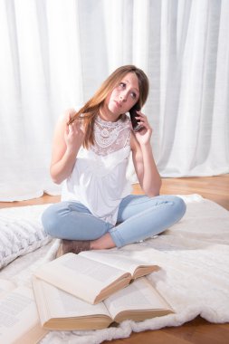 öğrenme ve arkadaşı ile konuşurken genç öğrenci