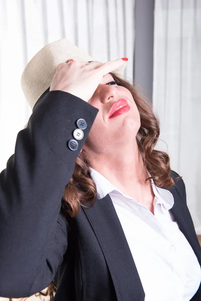 Attraktiv kvinna med hatt i business outfit — Stockfoto