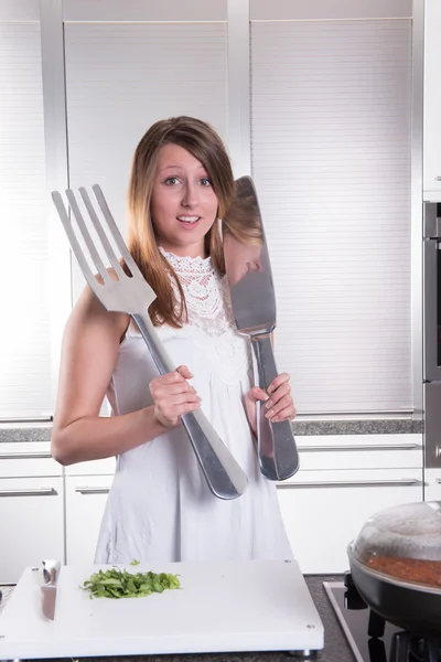 Mujer joven atractiva con tenedor grande y cuchillo — Foto de Stock