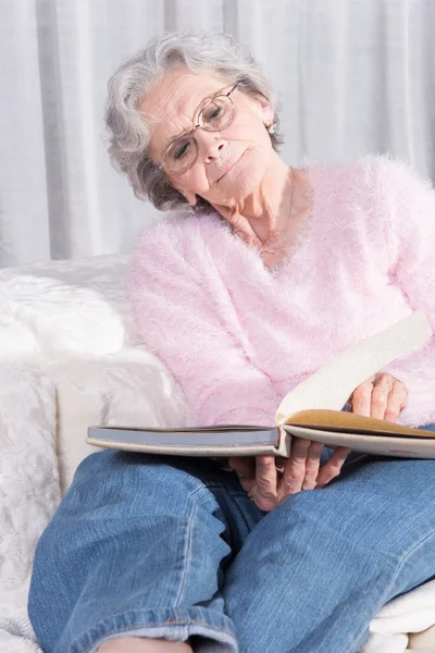 Active female senior relaxing on couch — Zdjęcie stockowe