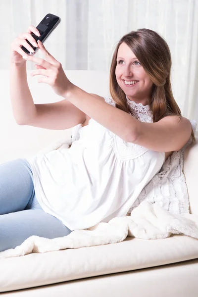 Attractive young girl shooting selfie — ストック写真