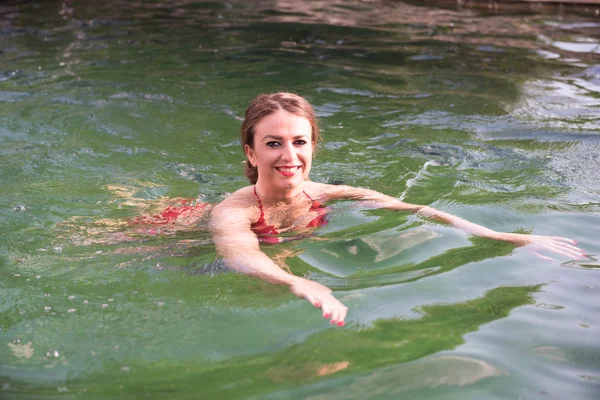 Hermosa mujer en la piscina — Foto de Stock