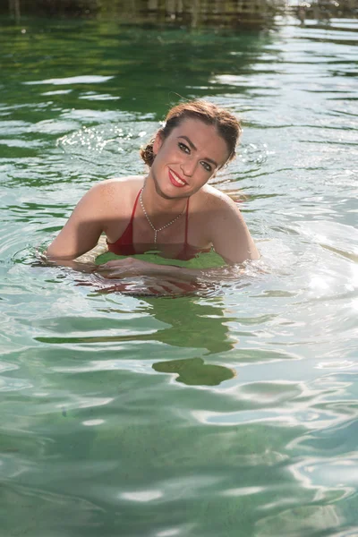 Hermosa mujer en la piscina — Foto de Stock