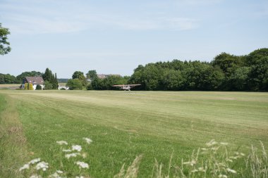 küçük uçak sadece çim üzerinde açılış