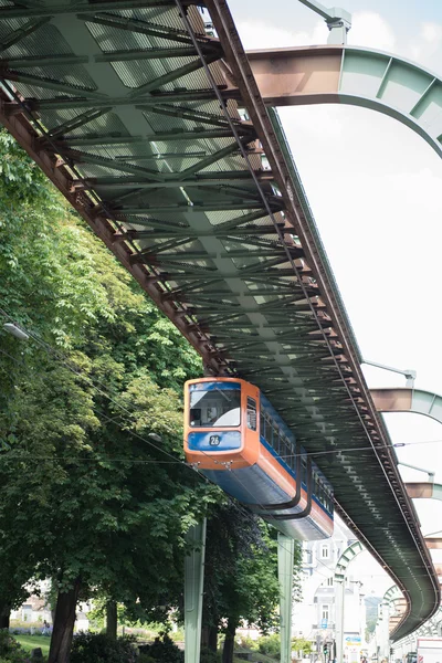Schwebebahn Wuppertal sokak yukarıda