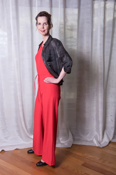 Πορτρέτο ελκυστική γυναίκα με κόκκινο φόρεμα σε — Φωτογραφία Αρχείου