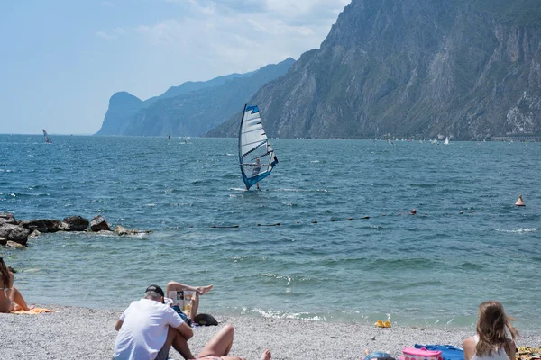 Torbole içinde Garda Gölü plajda sörfçü